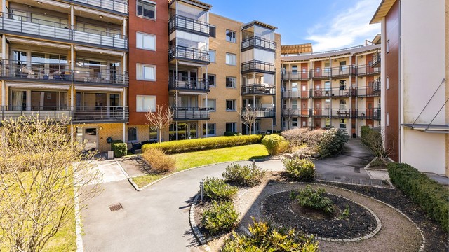 Eiertomt på 4 528 kvm som tilhører sameiet. Tomten er fellesareal. Tomt er opparbeidet med blant annet asfalterte veier, plenarealer og andre forskjellige beplantninger.