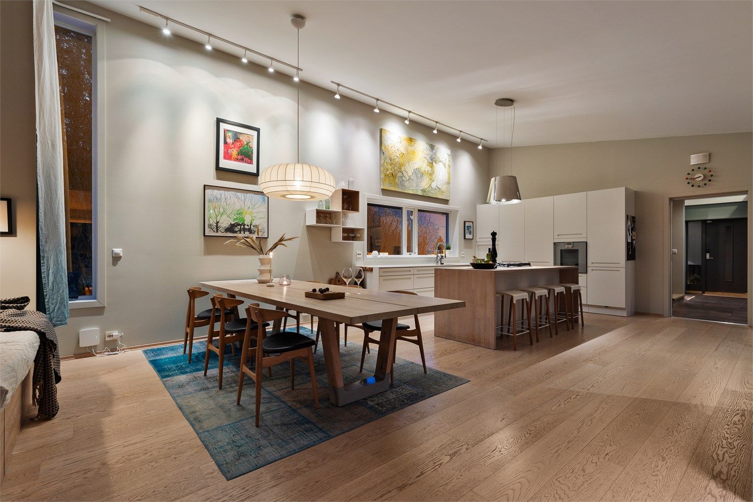 Her får du en innholdsrik enebolig med utleiedel beliggende i rolig blindvei. Boligen går over tre plan og hoveddelen inneholder: 4 soverom, 2 bad, 2 stuer, kjøkken, vaskerom, entré, gang, teknisk rom, badstue, walk-in-closet og flere solrike uteplasser.