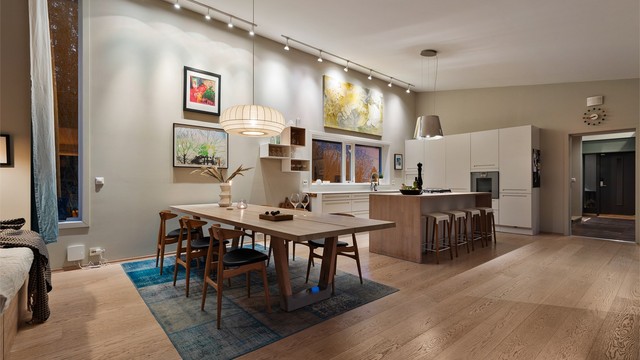 Her får du en innholdsrik enebolig med utleiedel beliggende i rolig blindvei. Boligen går over tre plan og hoveddelen inneholder: 4 soverom, 2 bad, 2 stuer, kjøkken, vaskerom, entré, gang, teknisk rom, badstue, walk-in-closet og flere solrike uteplasser.