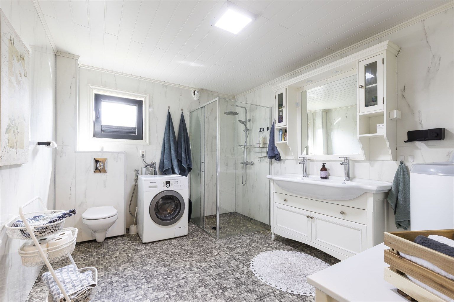 Bad fra 2021/2022.  Gulv med belegg. Vegger med våtromsplater. Himling med mdf panel. Innredning med profilerte fronter. Heldekkende dobbelservant med overskap og speil. 