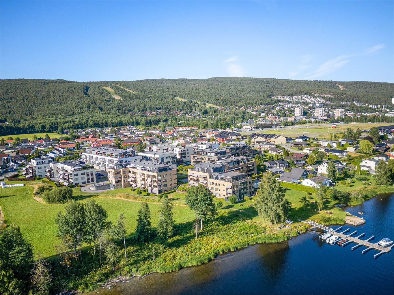 Det er flotte turmuligheter i "elveparken" langs elva