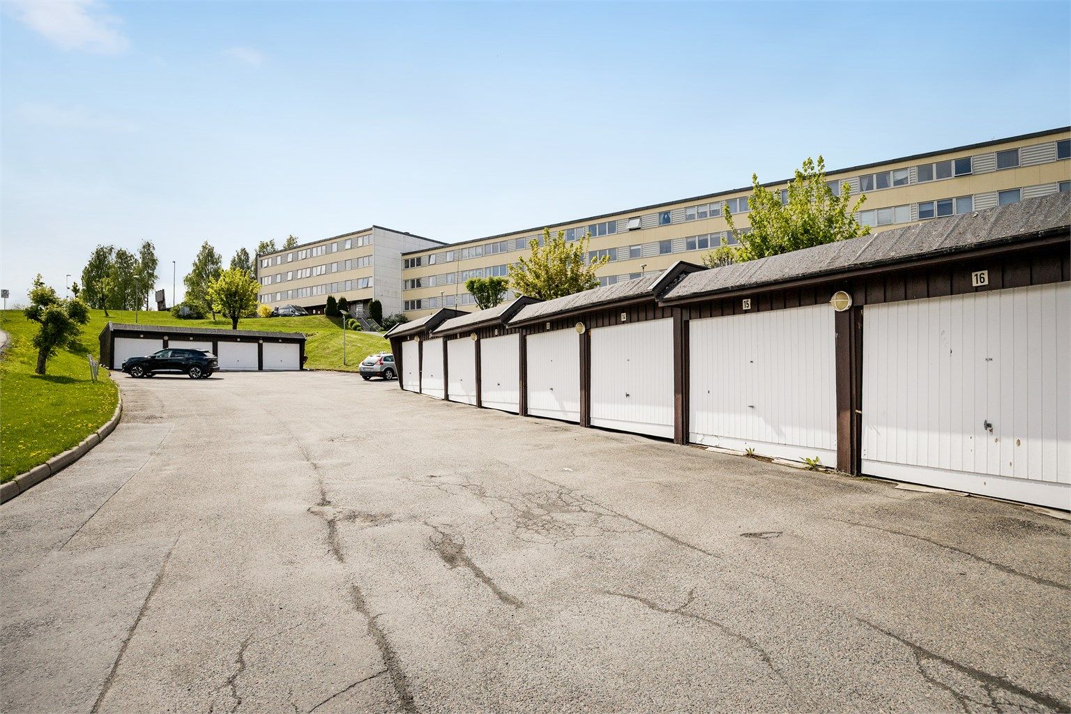 Borettslaget disponerer garasjeplasser etter ventelisteordning. Ved tildeling av garasjeplass innbetales et depositum på kr. 40.000,-.