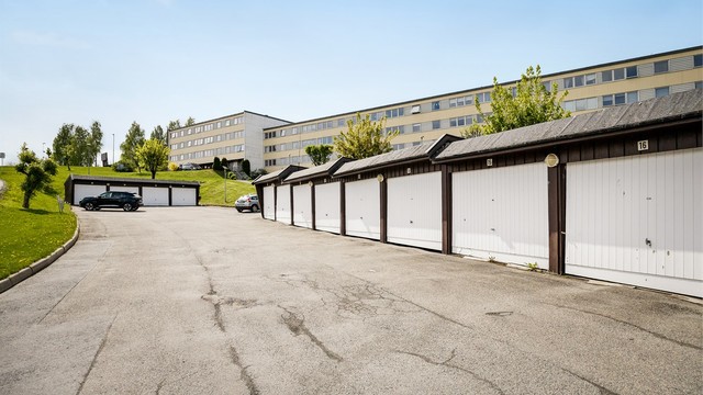 Borettslaget disponerer garasjeplasser etter ventelisteordning. Ved tildeling av garasjeplass innbetales et depositum på kr. 40.000,-.