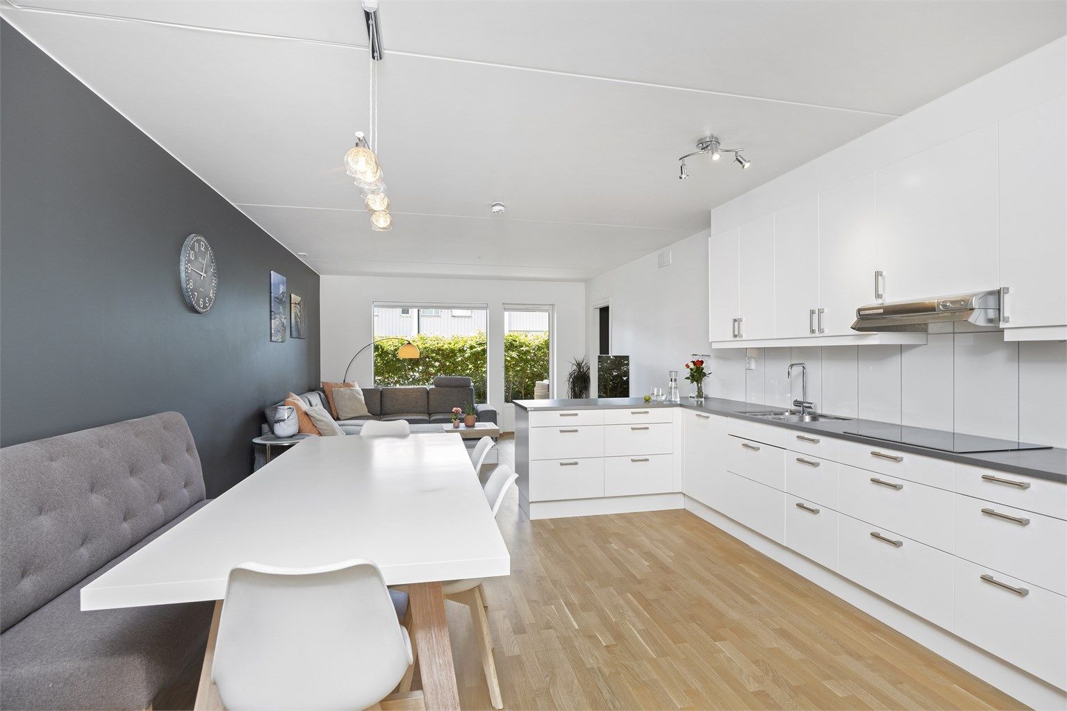 Det gjennomgående lysinslippet gjør dette til en fantastisk flott leilighet