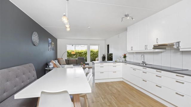 Det gjennomgående lysinslippet gjør dette til en fantastisk flott leilighet