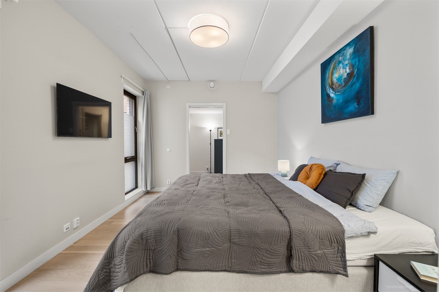 Soverom 1 med parkett på gulv, malte vegger og malt himling