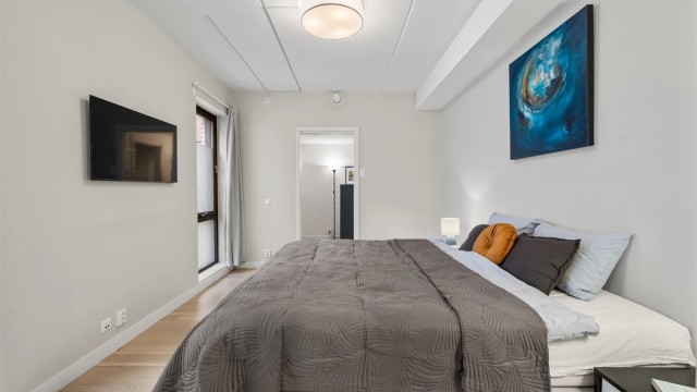 Soverom 1 med parkett på gulv, malte vegger og malt himling