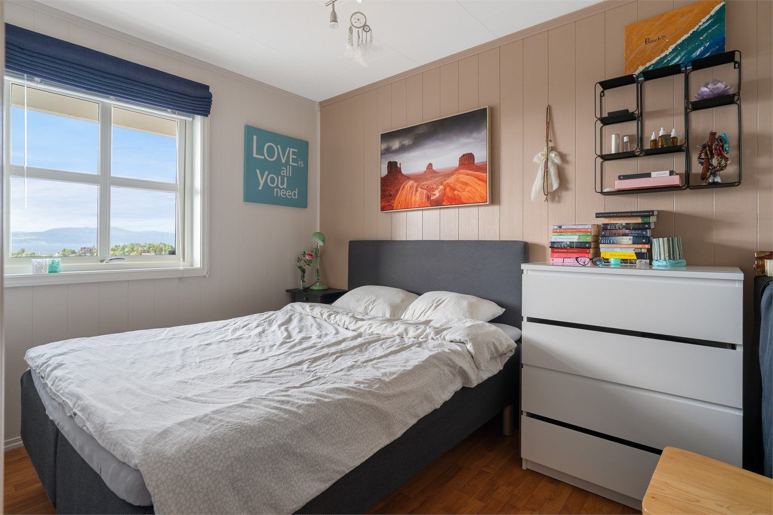 Et av to soverom i utleiedelen på 7,5 kvm med god plass til ønsket soveromsmøblement.