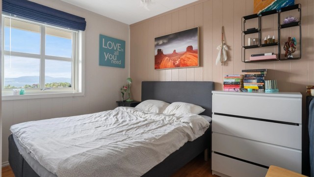 Et av to soverom i utleiedelen på 7,5 kvm med god plass til ønsket soveromsmøblement.