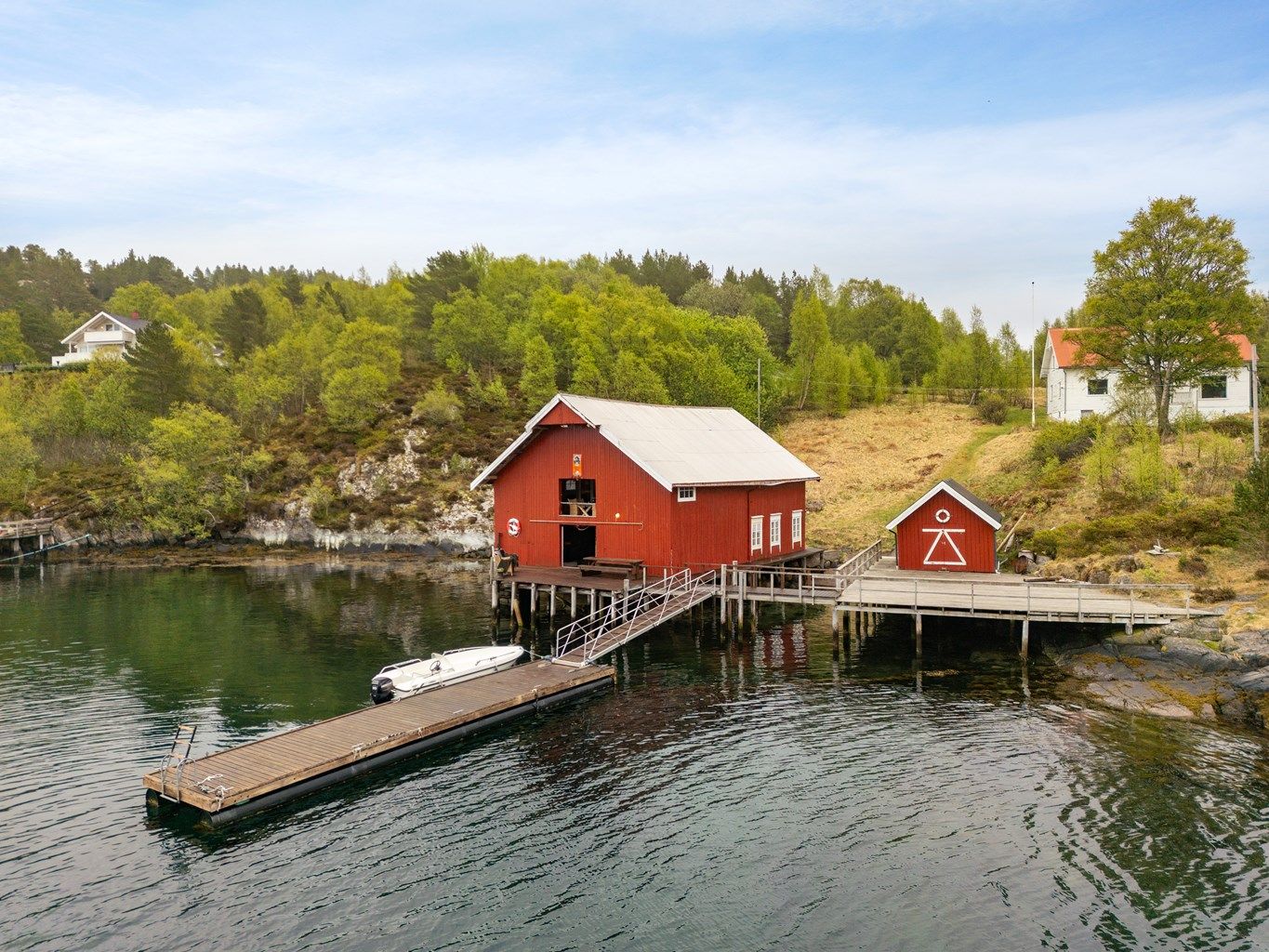 Stort, innredet bryggehus med vakker beliggenhet i sjøkanten.