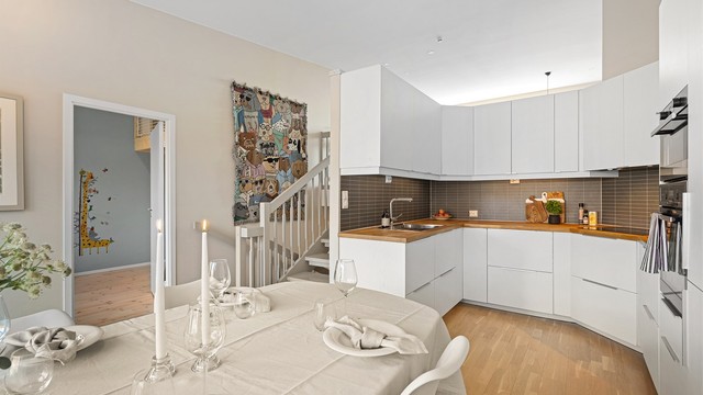 Lys og romslig spisestue med god plass til stort spisebord, praktisk plassert ved kjøkkenet.