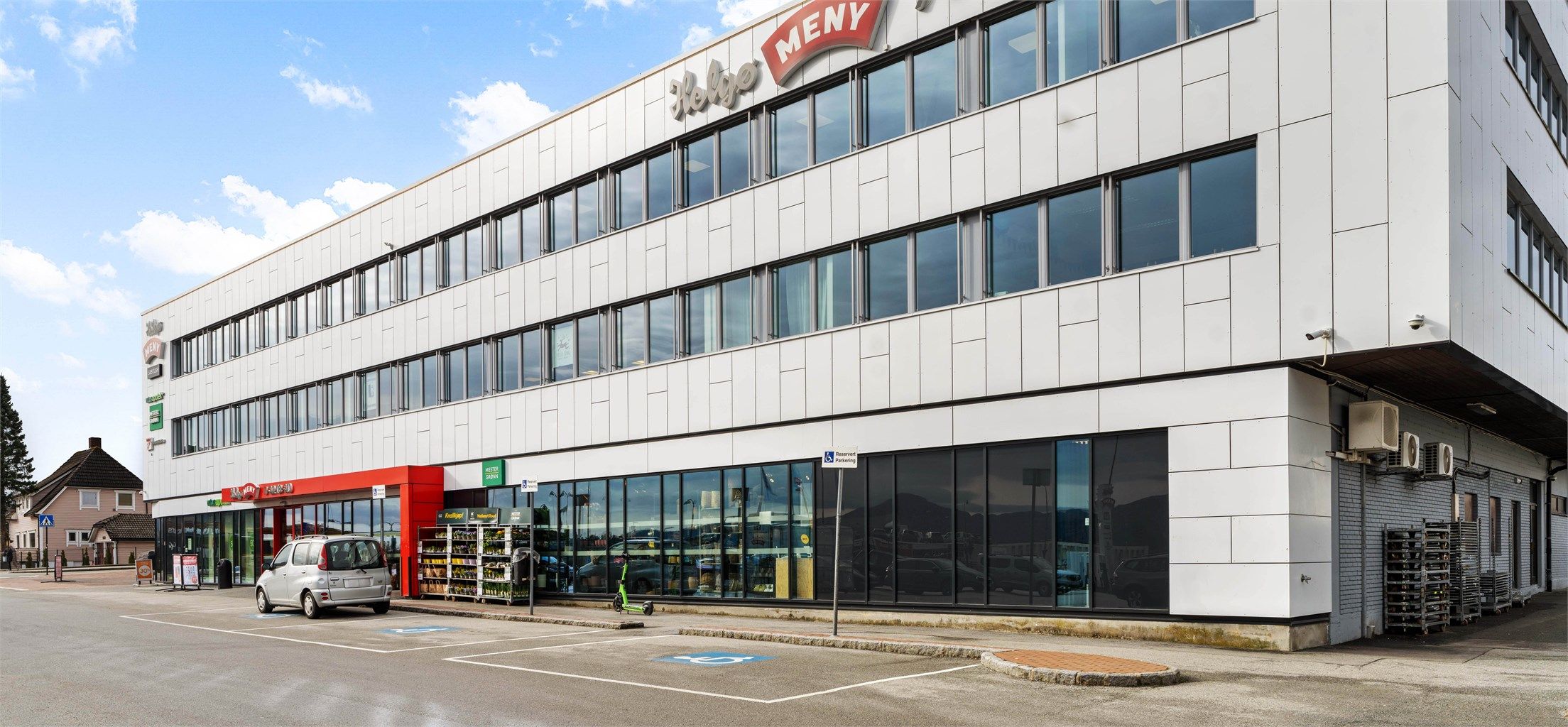 Dagligvarehandelen er enkel med Helgø Meny Mariero kun tre minutters gange fra leiligheten.