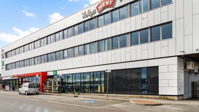 Dagligvarehandelen er enkel med Helgø Meny Mariero kun tre minutters gange fra leiligheten.