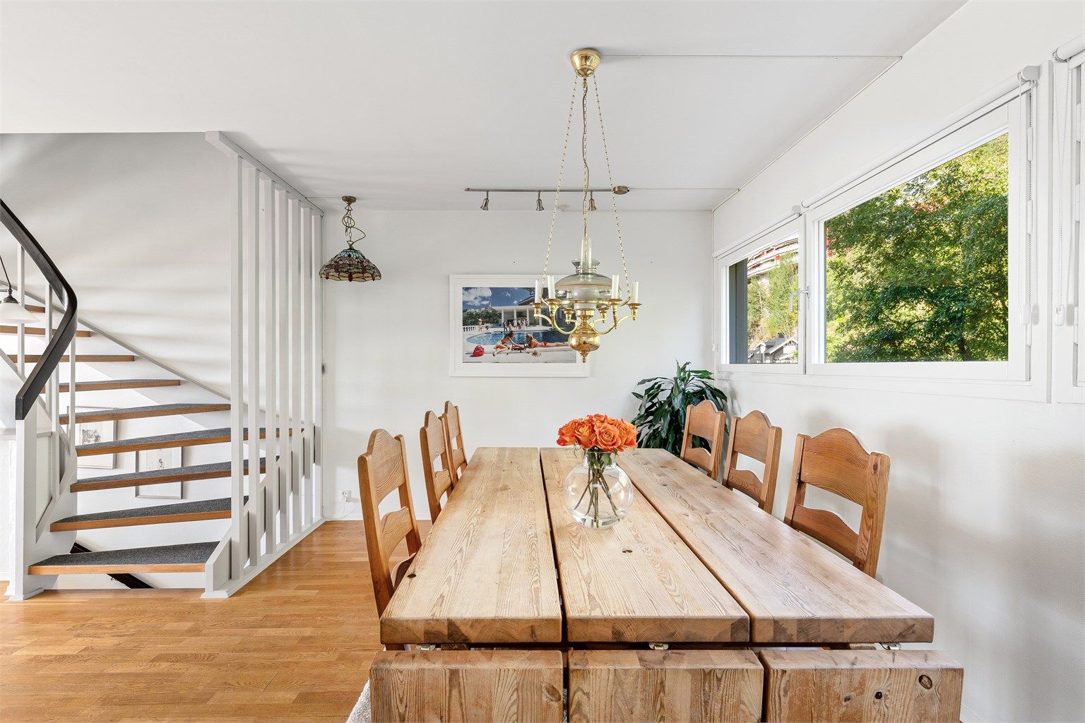 Ved kjøkkenet er det god plass til et spisebord 