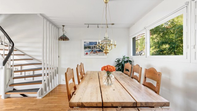 Ved kjøkkenet er det god plass til et spisebord