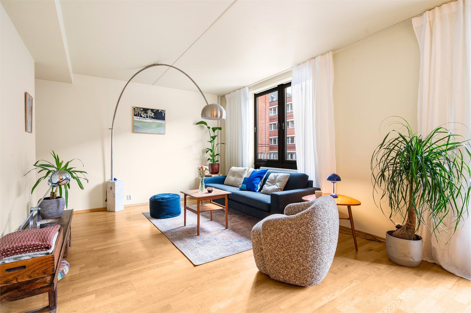 Pen stue med åpen kjøkkenløsning. God plass til sofa del. 