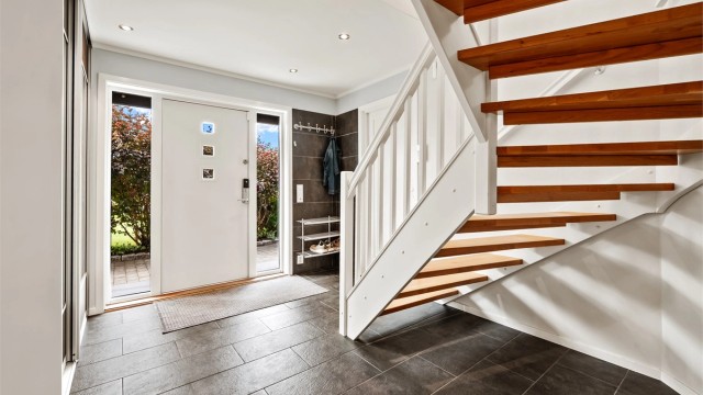 Velkommen inn i en romslig entré med flislagt gulv og gulvvarme. Rommet har stor skyvedørsgarderobe.