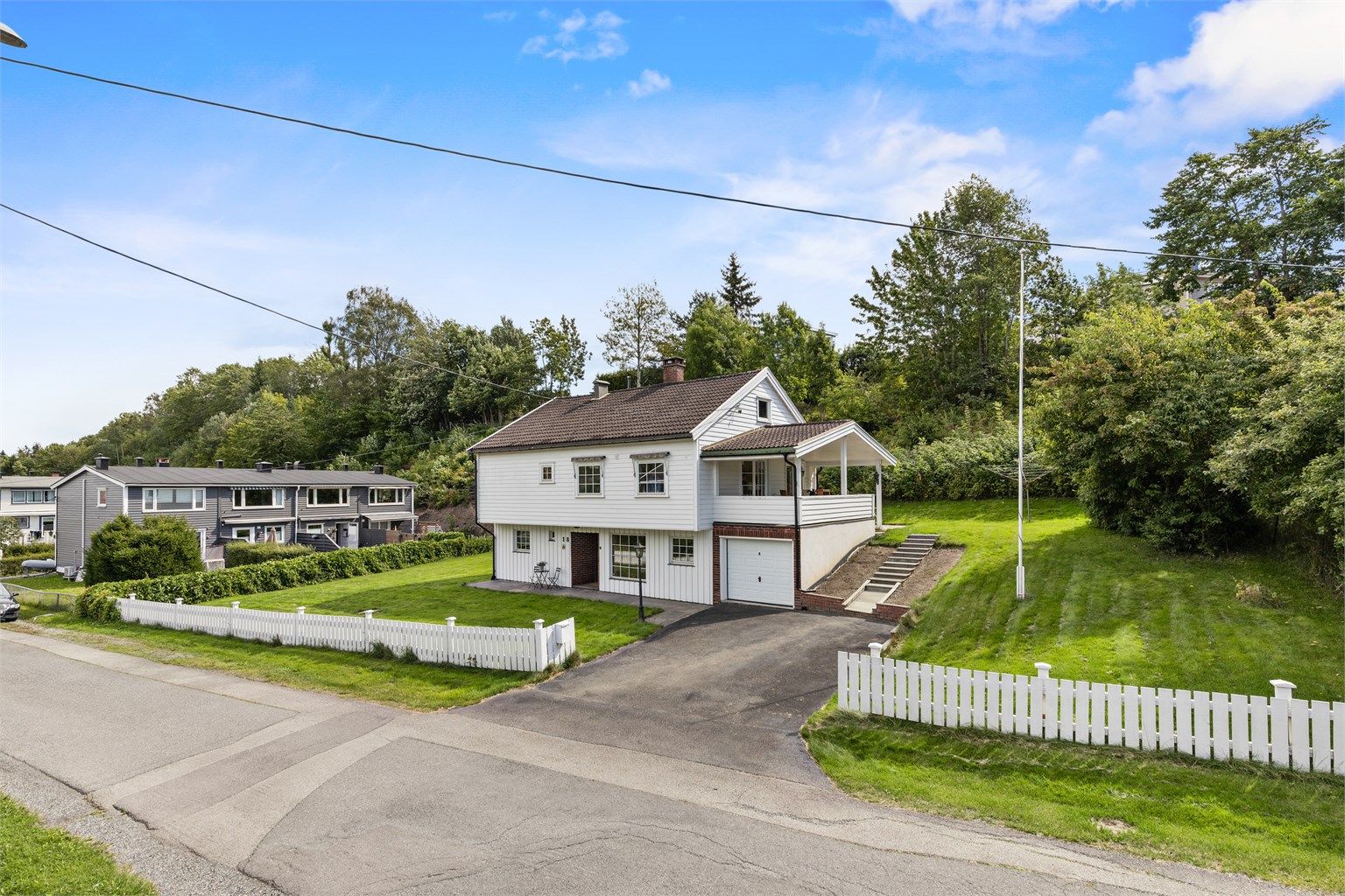 Beliggende på en stor, solrik tomt i et barnevennlig område. Tilliggende garasje på 20 kvm.