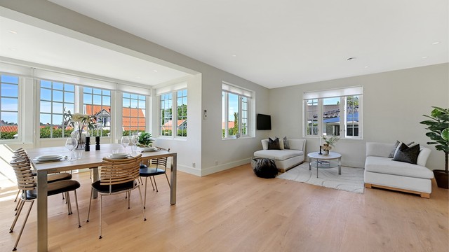 Her er det rikelig med plass til både sofagruppe og spisestue, samtidig som de store vindusflatene sørger for et nydelig lysinnslipp.