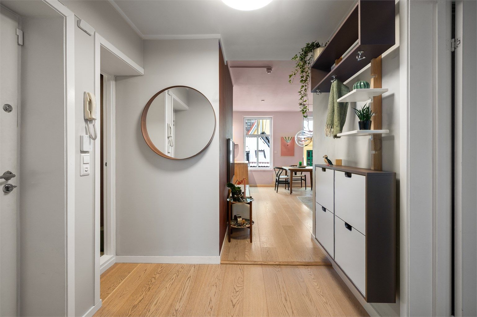 En lys entré med takhøyde på 2,48 meter ønsker deg velkommen inn.