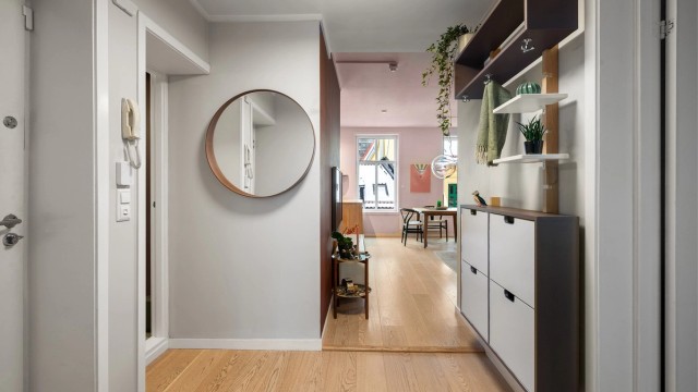 En lys entré med takhøyde på 2,48 meter ønsker deg velkommen inn.