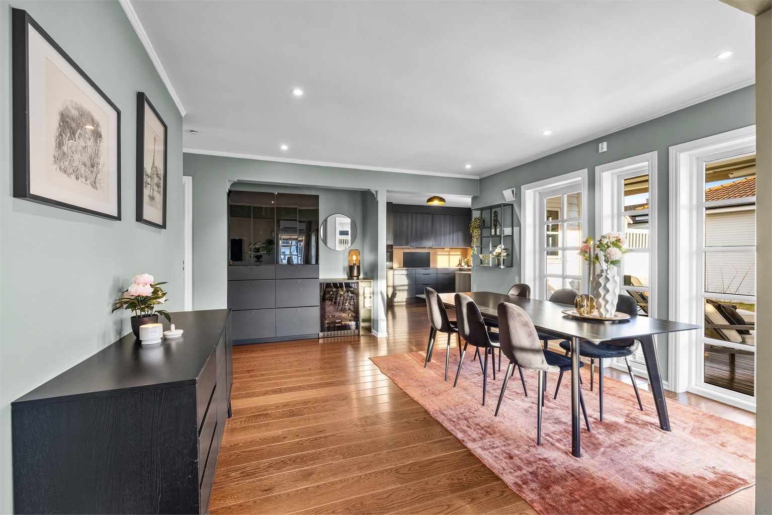 Gjennomgående parkett på gulvet binder sonene sammen.