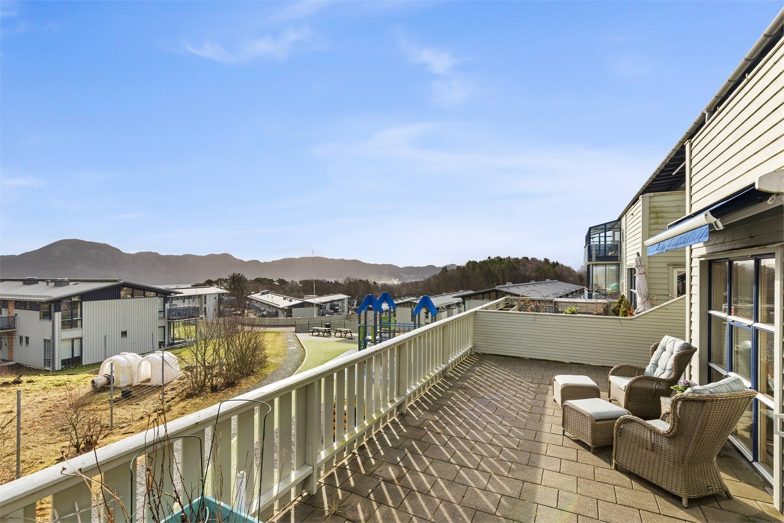 Fra de solrike uteområdene har du flott utsikt over nærområdet og grønne fellesarealer.