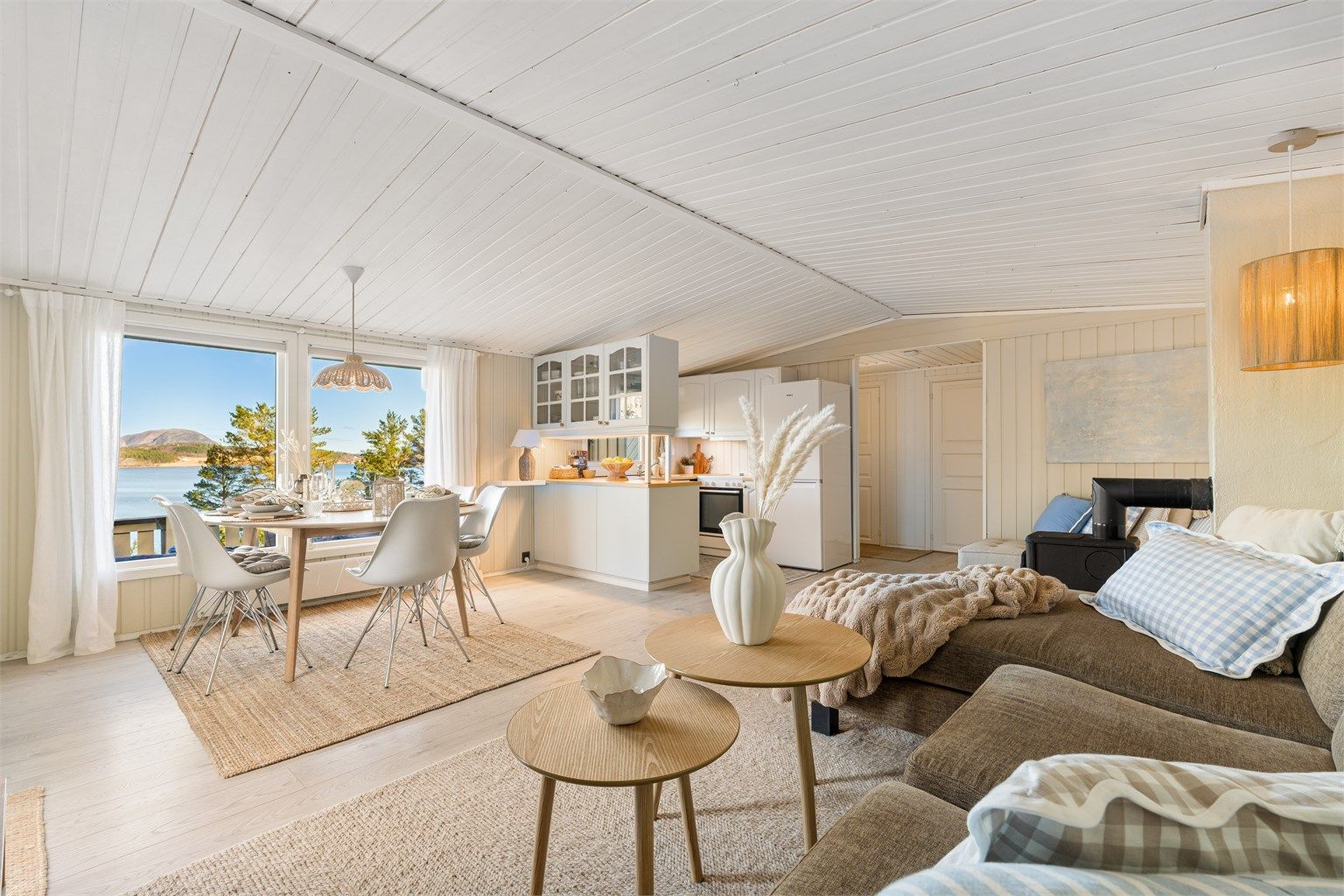 Stuen har god plass til stor sofagruppe med tilhørende TV-møblement samt spisegruppe. 