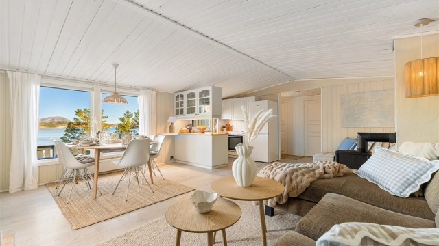 Stuen har god plass til stor sofagruppe med tilhørende TV-møblement samt spisegruppe.