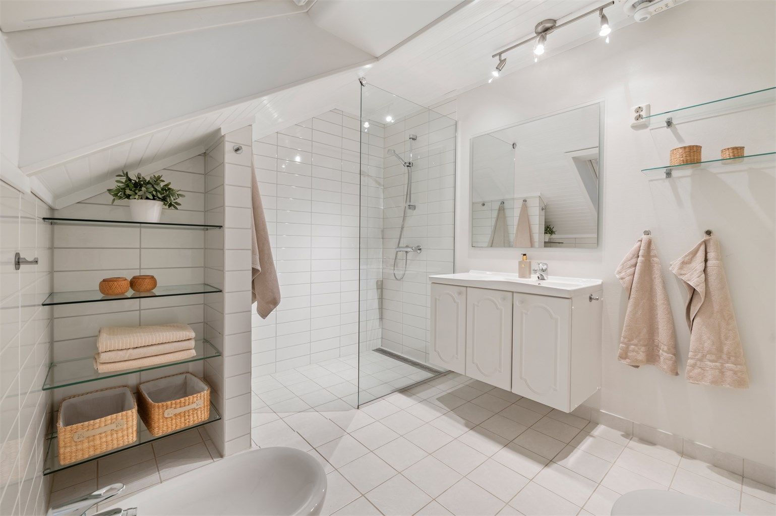 Pent flislagt bad på 6 kvm med gulvvarme. 