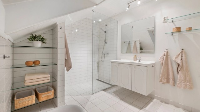 Pent flislagt bad på 6 kvm med gulvvarme.