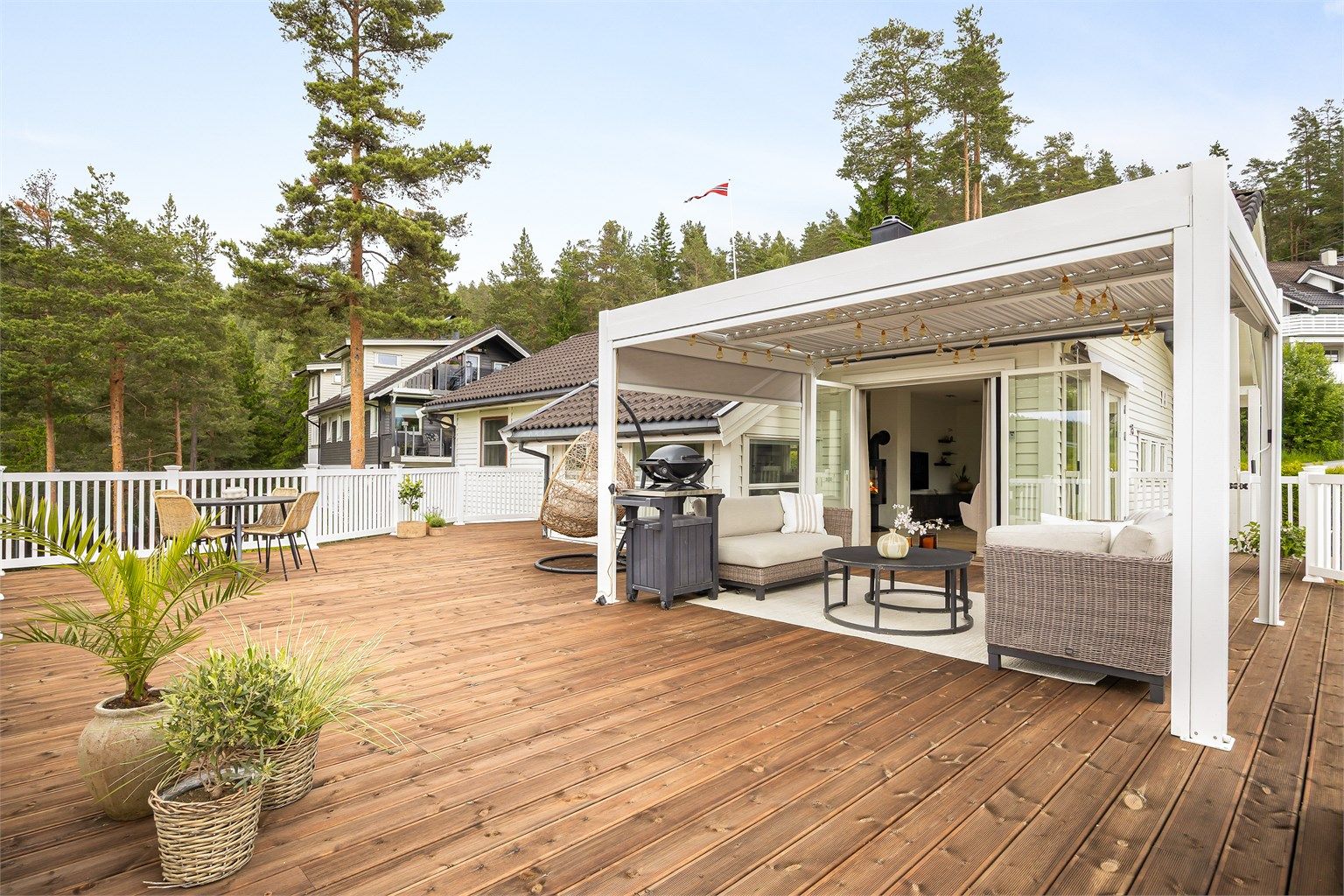 Stor terrasse på 84 kvm med pergola