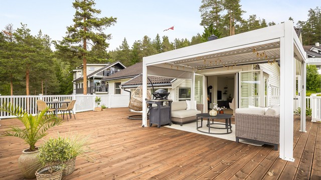 Stor terrasse på 84 kvm med pergola