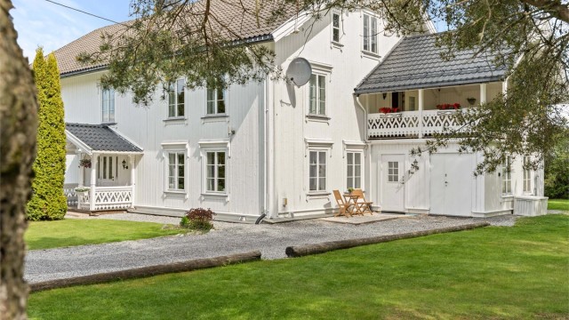 Våningshuset sett fra siden, med tilbygget som rommer kjøkkeninngang og vaskerom.