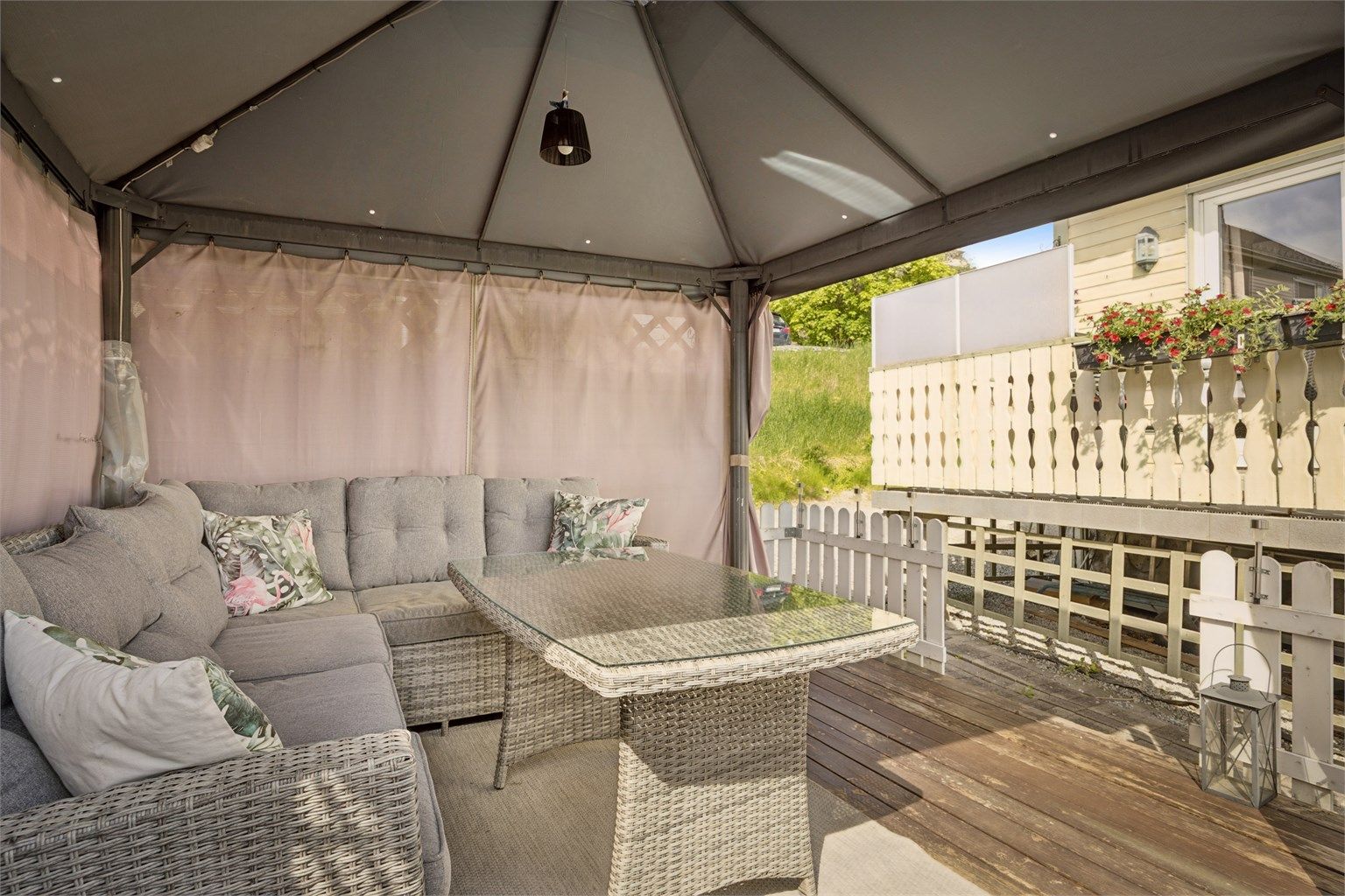 Videre er det en terrasseplatting i hagen på ca. 15 kvm med god plass til sittegruppe
