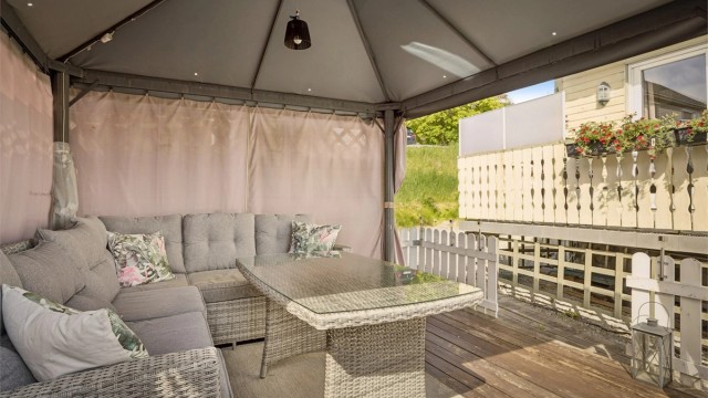 Videre er det en terrasseplatting i hagen på ca. 15 kvm med god plass til sittegruppe