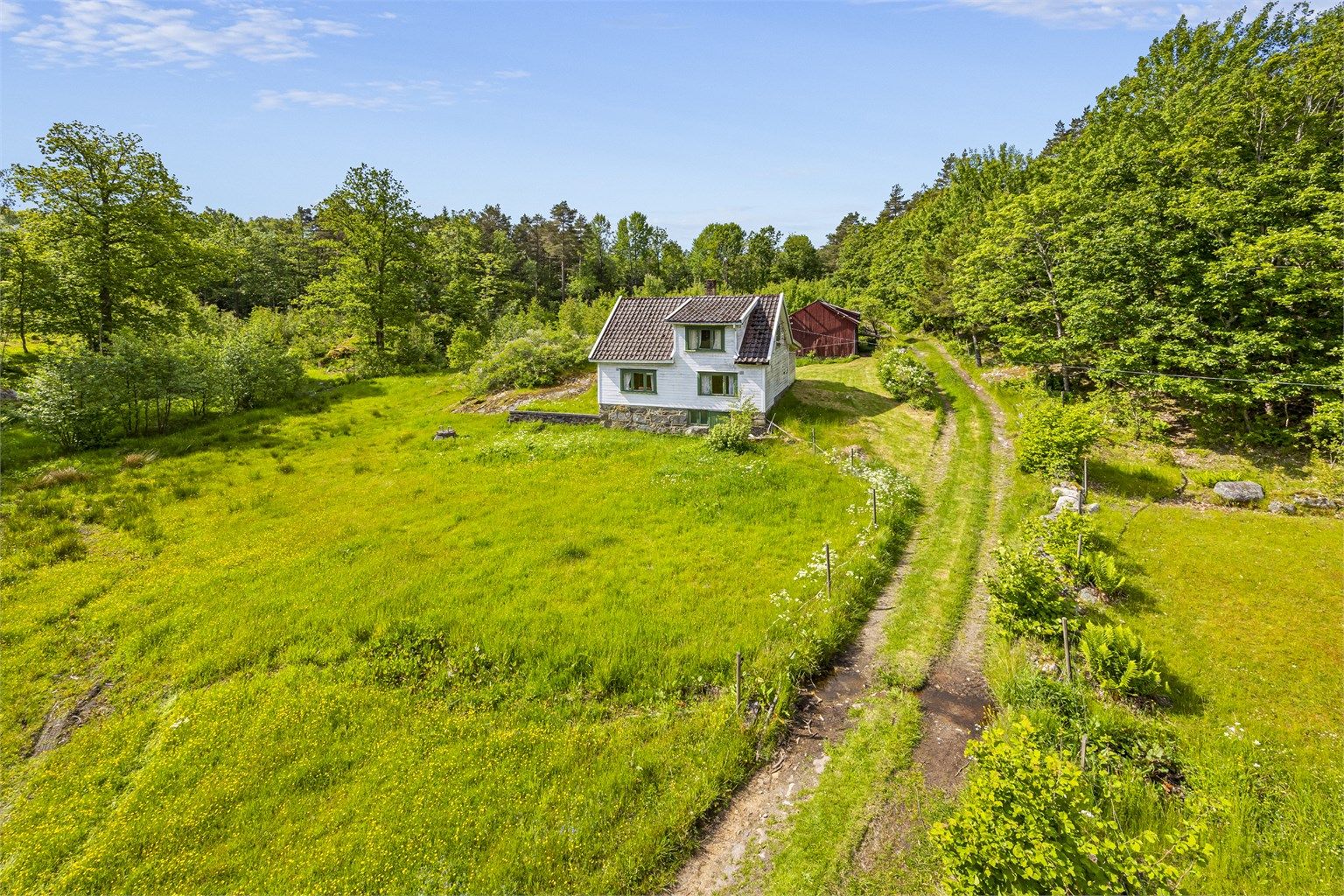 Sjarmerende renoveringsobjekt med låve