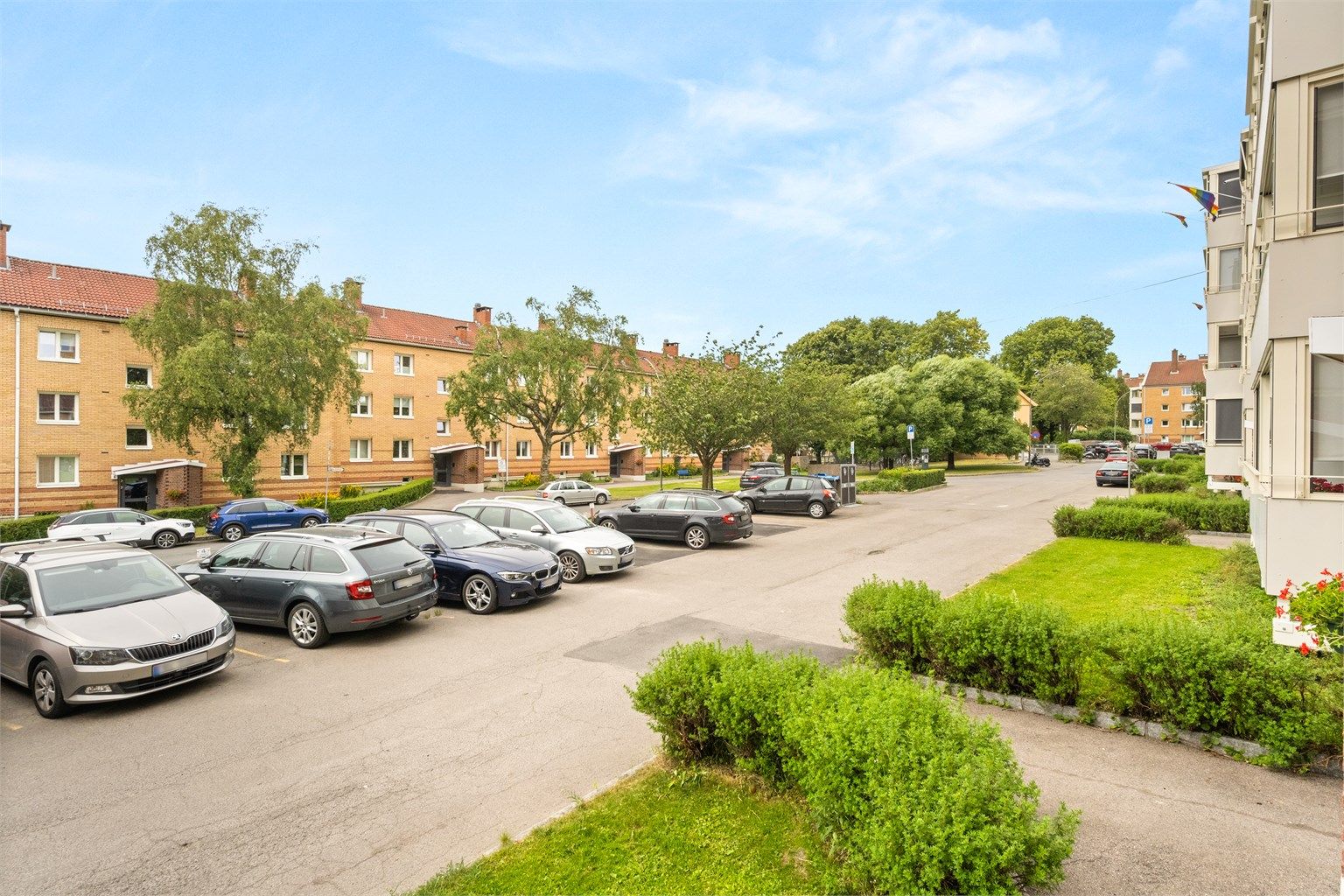 Leiligheten ligger tilbaketrukket i en stille sidegate i et veletablert boligområde.
