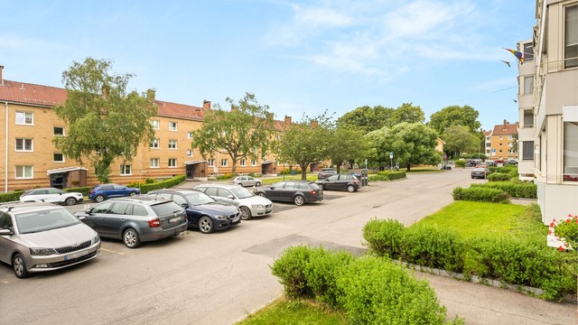Leiligheten ligger tilbaketrukket i en stille sidegate i et veletablert boligområde.