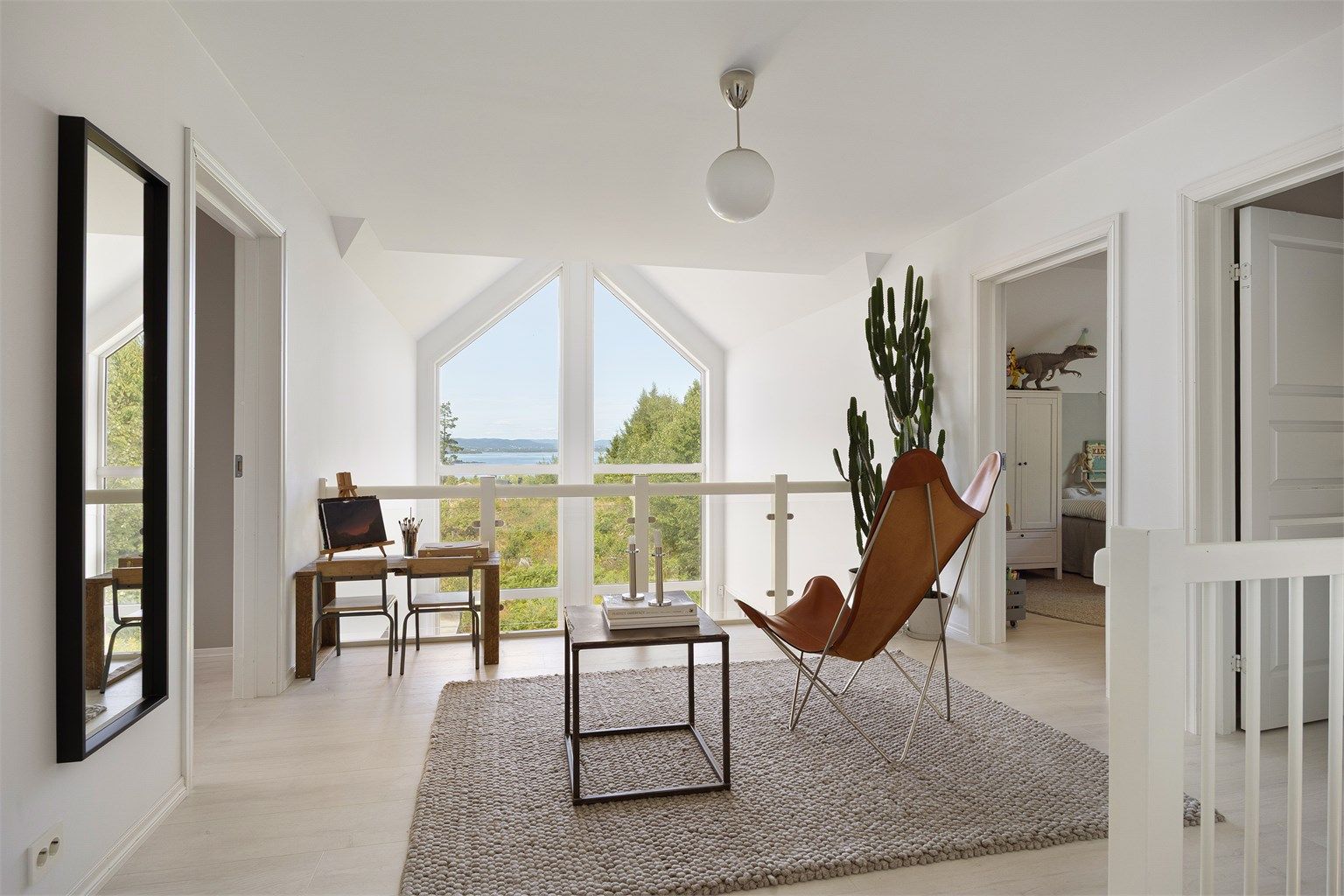 Loftstuen i andre etasje er et lyst og fleksibelt rom med utsikt over fjorden.