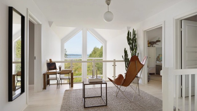 Loftstuen i andre etasje er et lyst og fleksibelt rom med utsikt over fjorden.