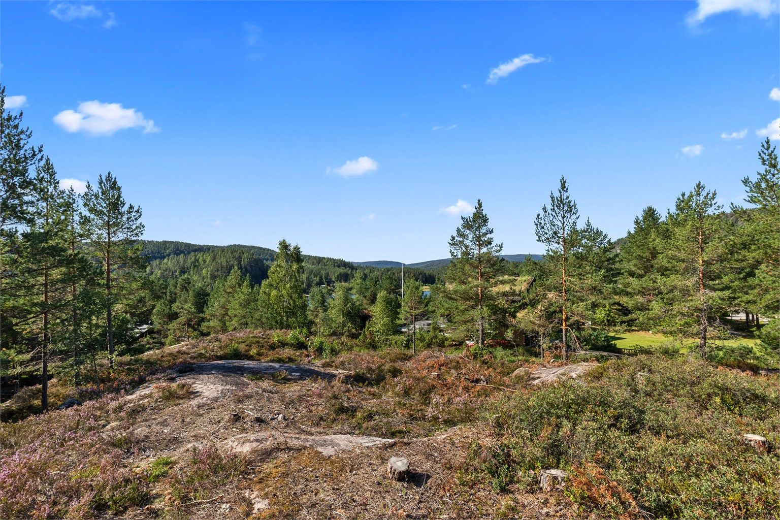 Tomten selges som råtomt og er ikke opparbeidet. Romslig tomt med flott utsikt 