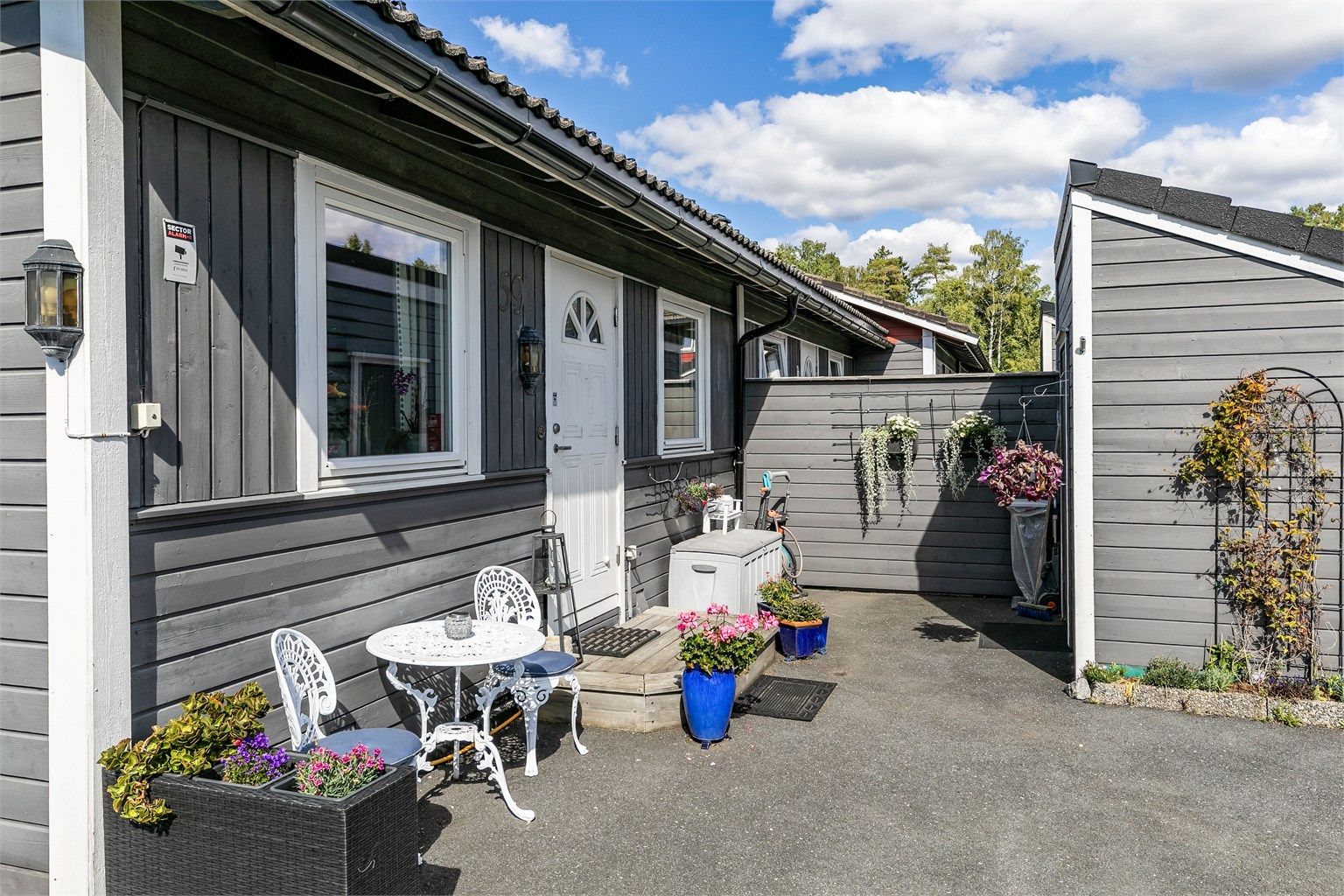 Boden foran inngangspartiet er isolert og ble oppført av borettslaget rundt 2017.