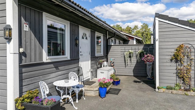 Boden foran inngangspartiet er isolert og ble oppført av borettslaget rundt 2017.