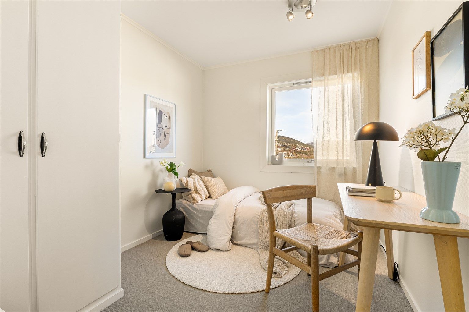 Soverom 4 - Alle fire soverommene har garderobeskap.