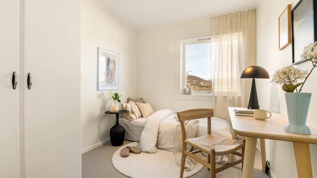 Soverom 4 - Alle fire soverommene har garderobeskap.