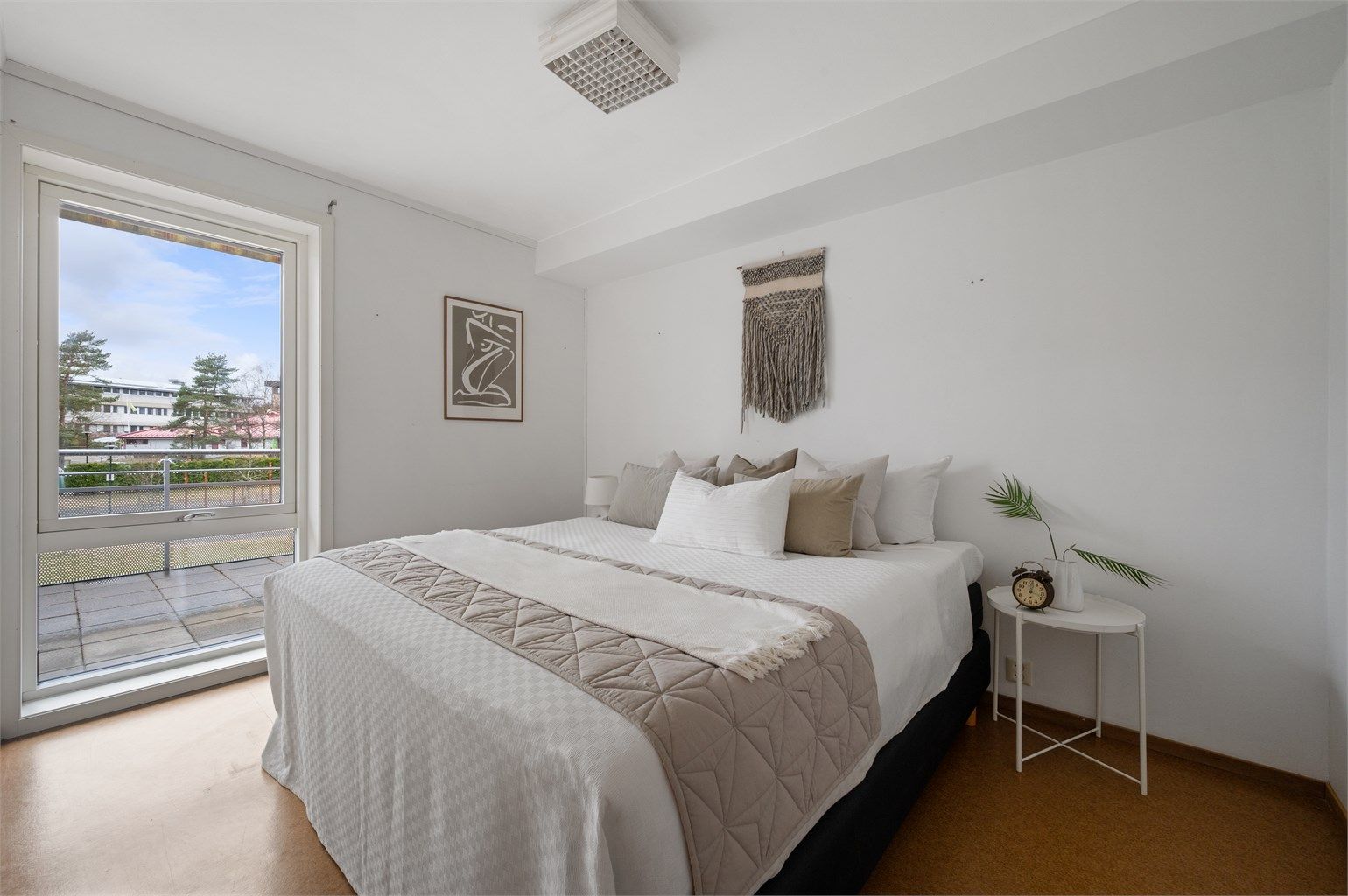 Stort og lyst soverom med god plass til dobbeltseng og annet ønsket møblement.