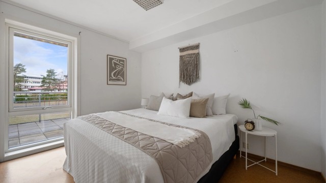 Stort og lyst soverom med god plass til dobbeltseng og annet ønsket møblement.