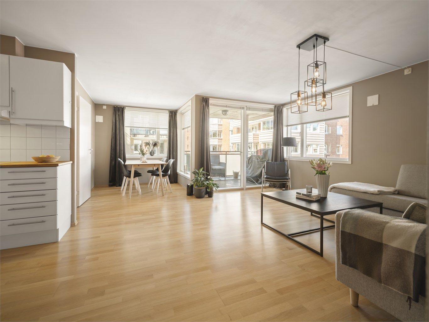 Stue med plass til både sofagruppe og spisestue 