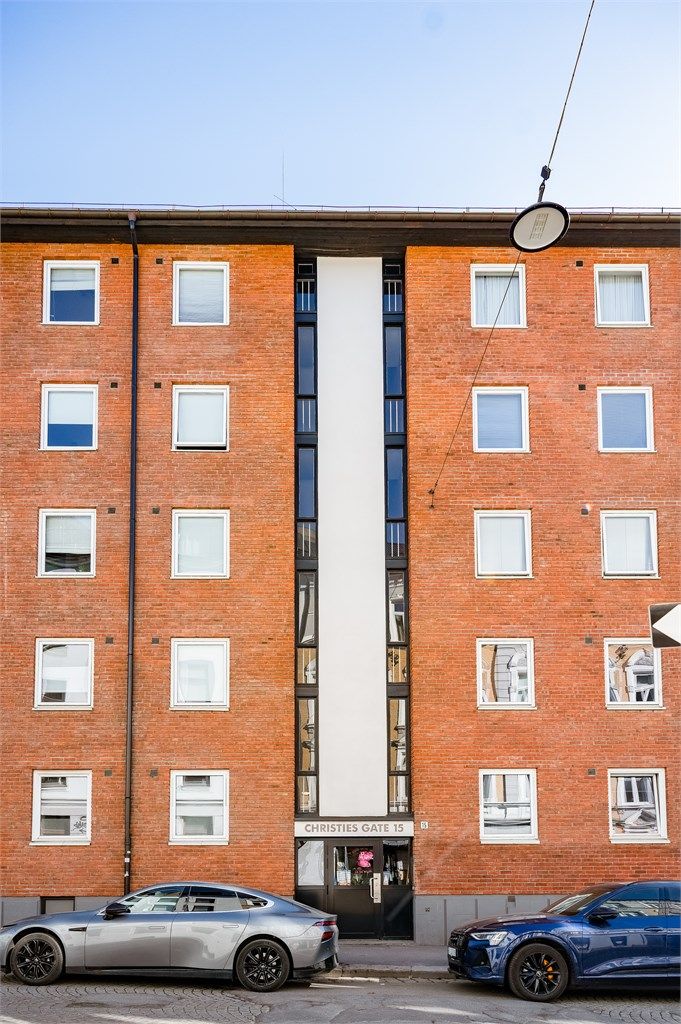 Christies gate 15 ligger idyllisk til mot en rolig og grønn bakgård ved Birkelunden på øvre Grünerløkka.